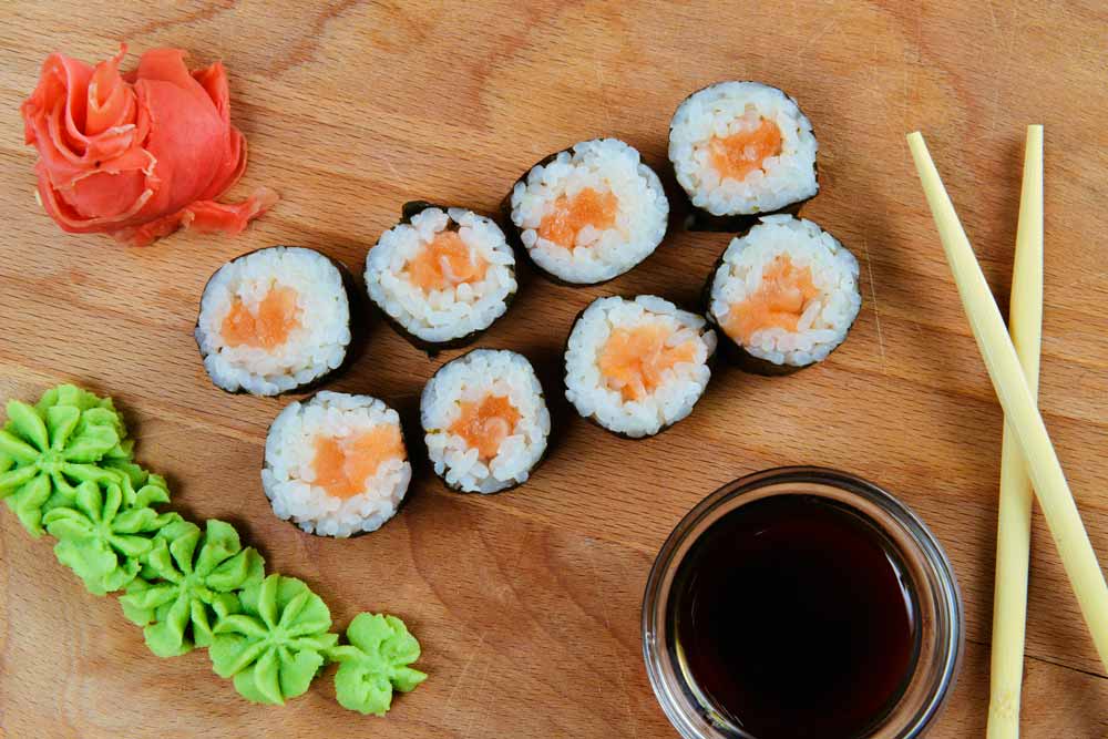 Суши роллы Новокубанск. Сообщение о японской еде суши. Простое японское блюдо на двоих. Ориниги японская еда. Роллы новокубанск