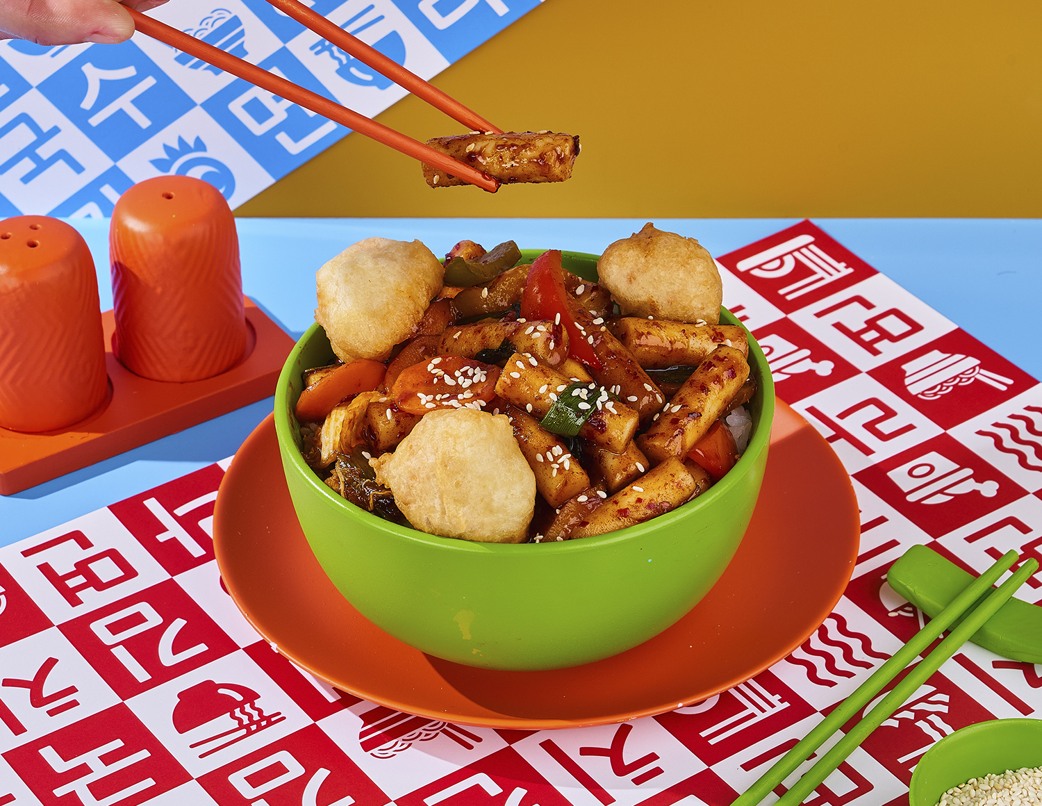 Токпокки с куриным филе и овощами в Остро-сладком соусе