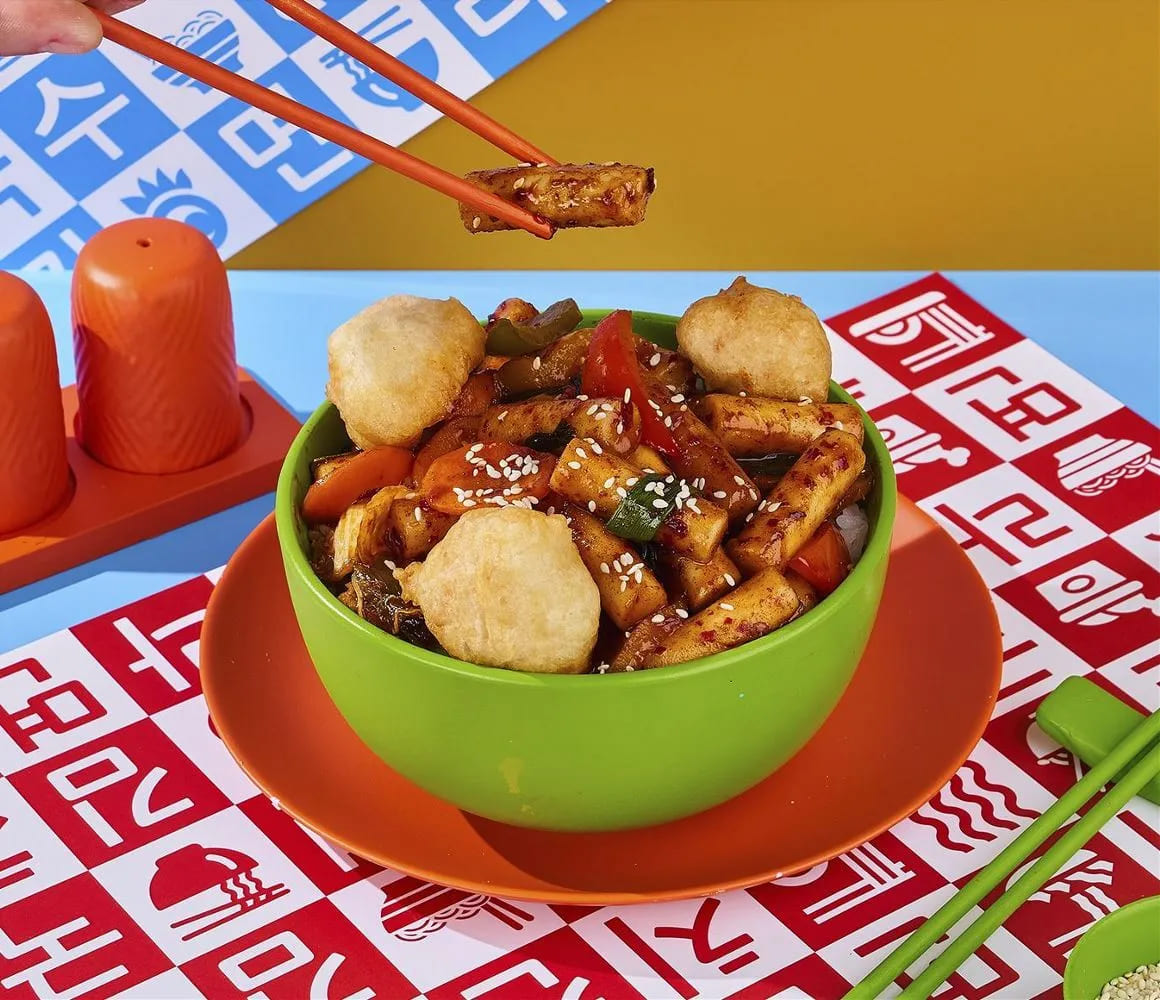 Токпокки с куриным филе и овощами в сладко-остром соусе