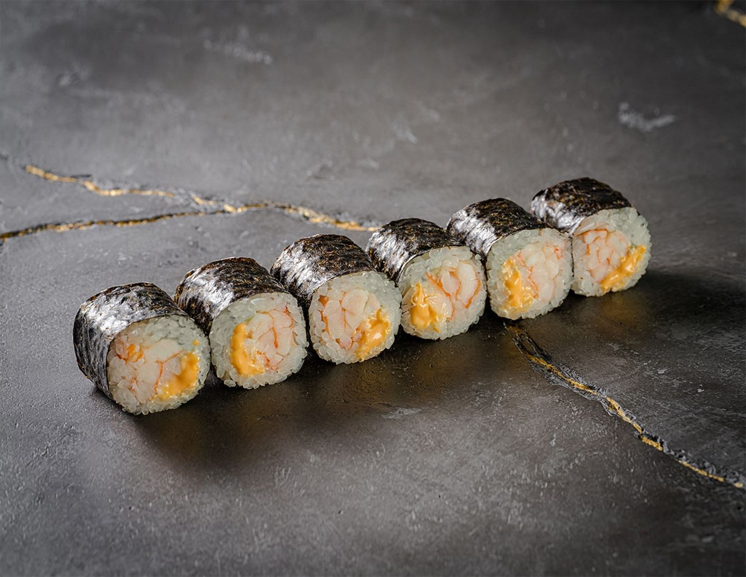 Классический Ролл с тигровой креветкой и соусом спайси