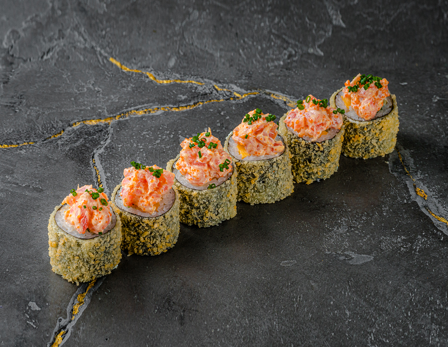 Жареный ролл с Тунцом и Томаго