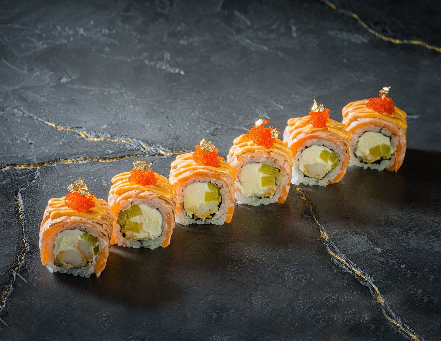 Ролл опаленый лосось спайси с креветкой