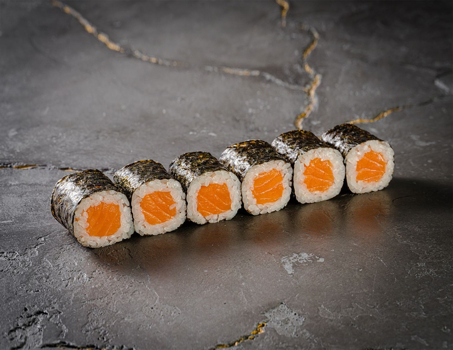 Классический Ролл с лососем 