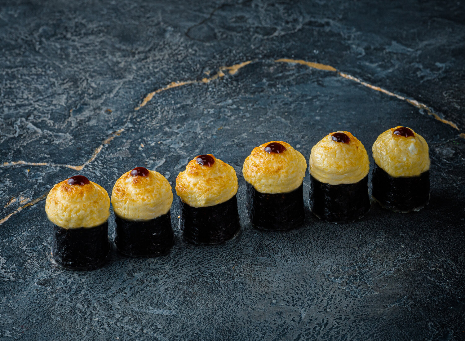 Ролл запеченный с лососем 