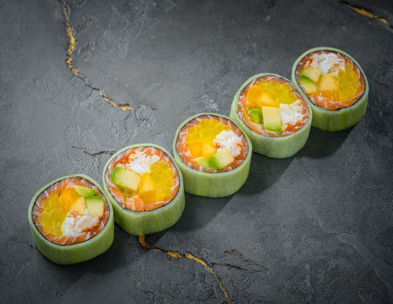 Сашими ролл Краб, Манго и Лосось 