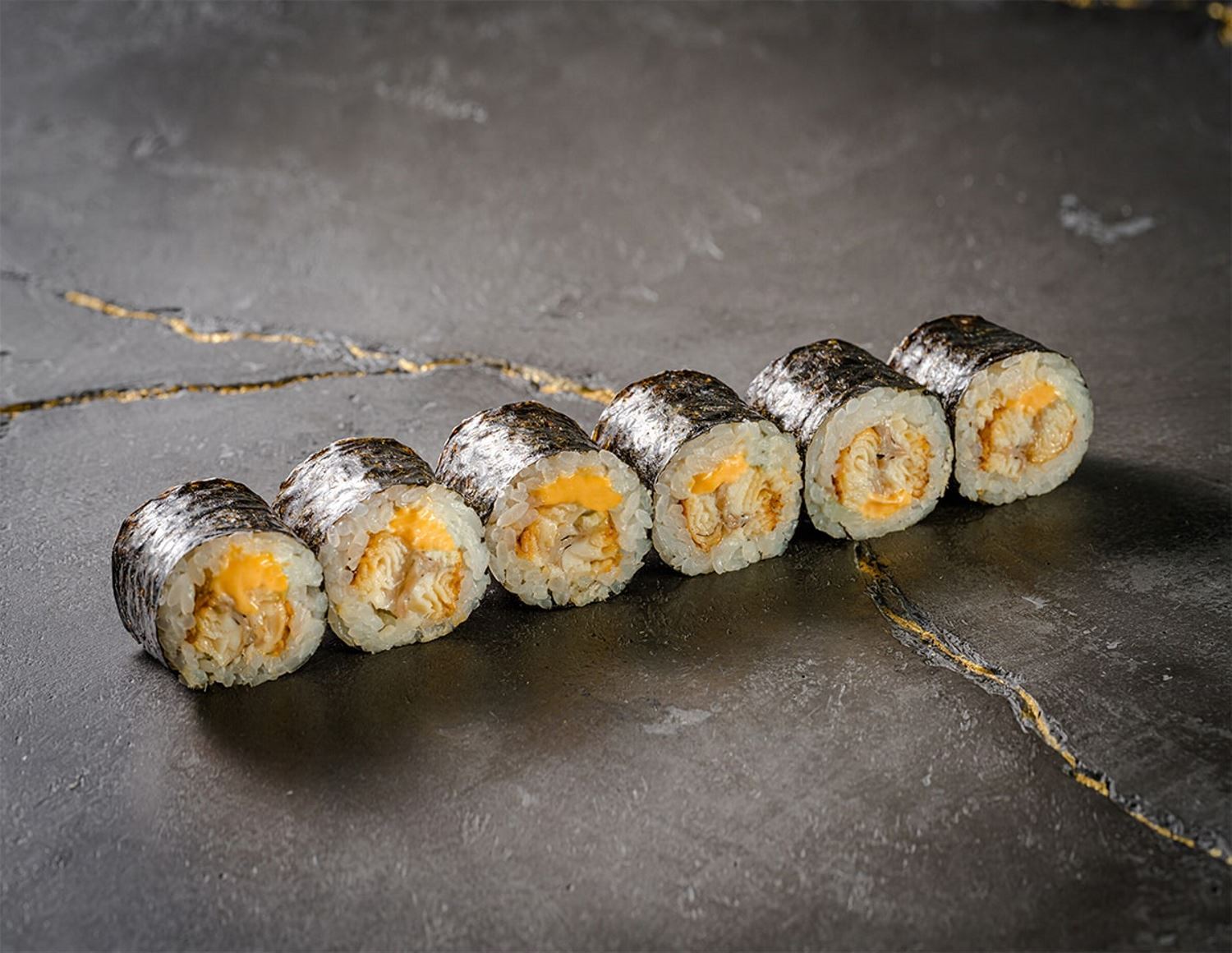 Классический Ролл с копченым угрём и соусом спайси