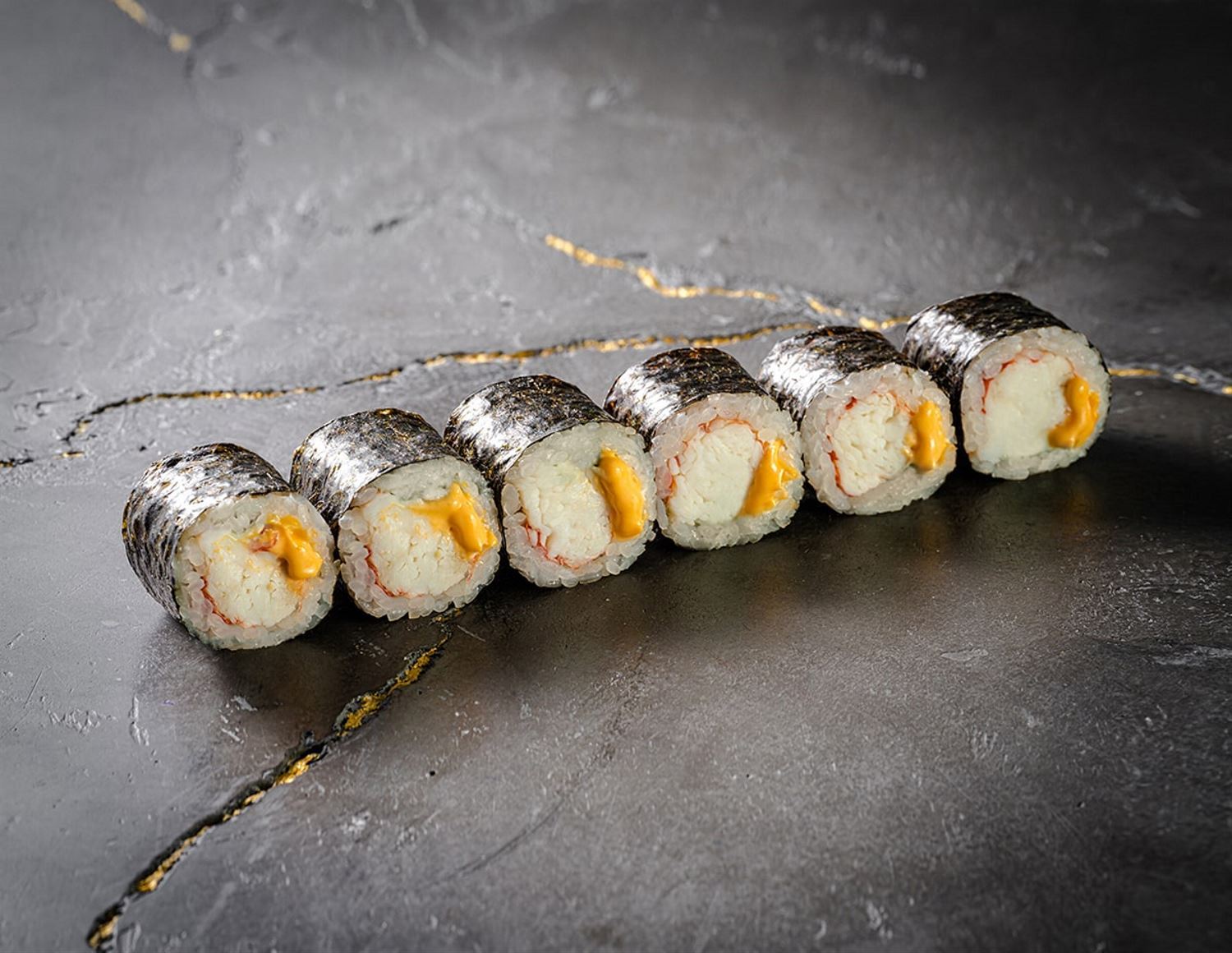 Классический Ролл с камчатским крабом и соусом спайси