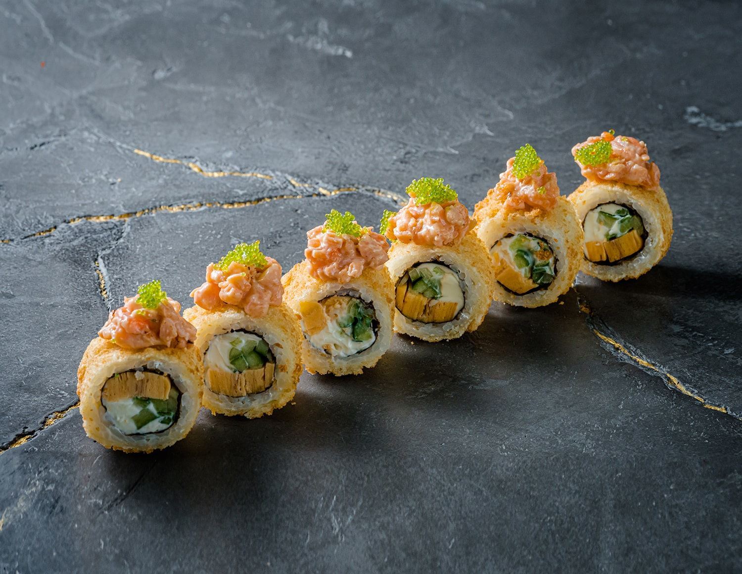 Жареный ролл с Лососем и Томаго