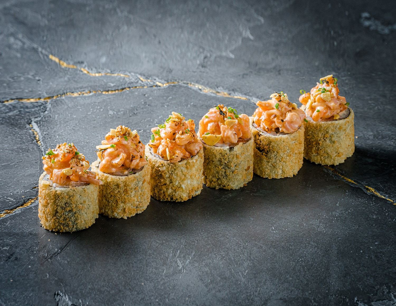 Жареный ролл с Лососем