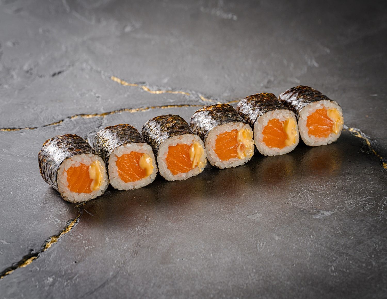 Классический Ролл с лососем и соусом спайси