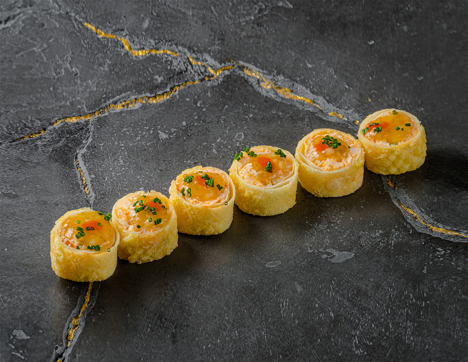 Жареный ролл креветка краб харумаки