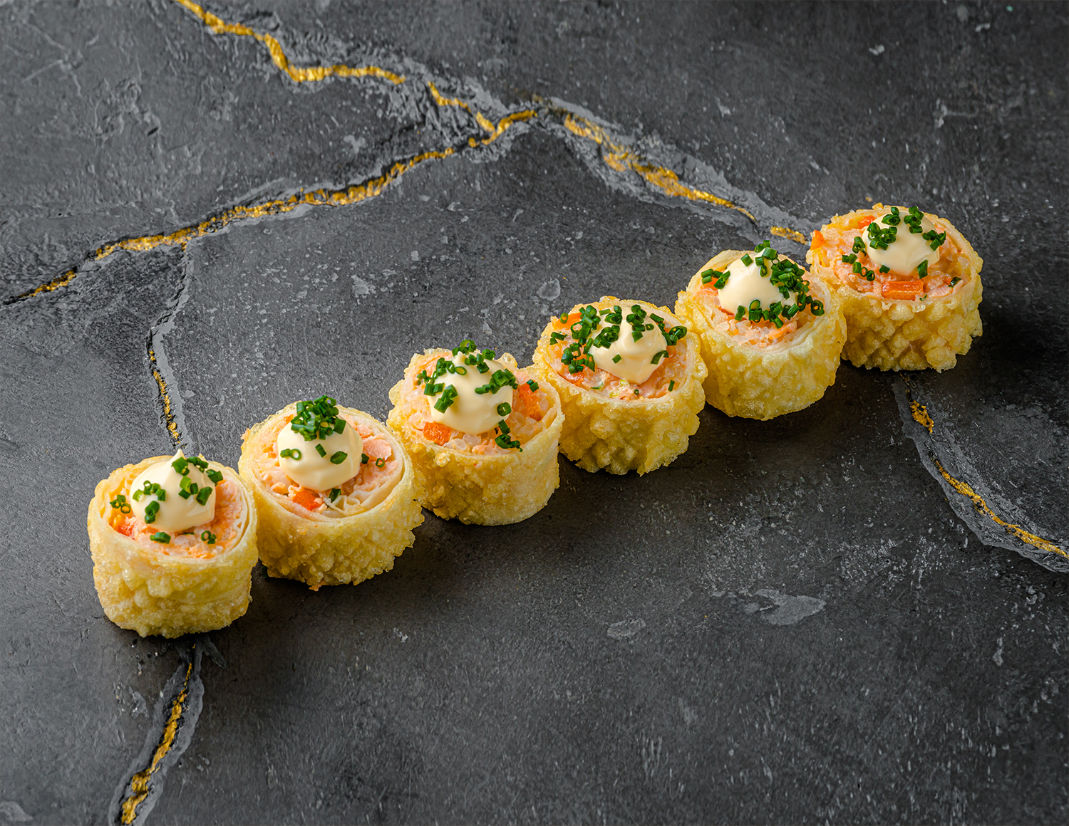 Жареный ролл Лосось харумаки