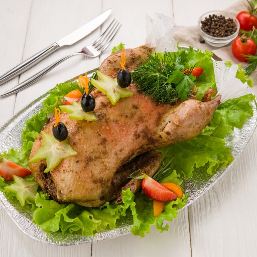 Гусь фаршированный яблоками и черносливом запеченный целиком
