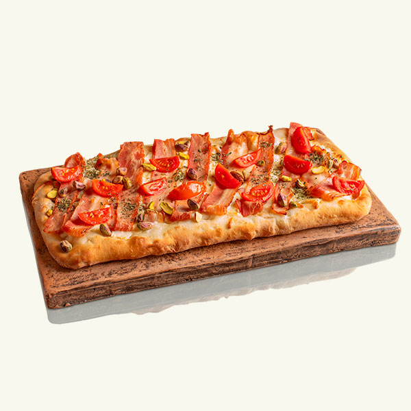 Пицца Римская с беконом и фисташками