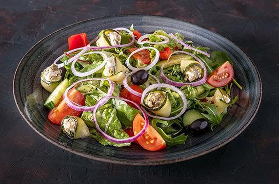 Греческий салат с рулетиками из цукини и сливочного крема
